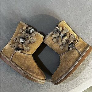 KOOLABURRA BY UGG/ KIDS VICTORIA SHORT BOOTS SIZE 3 CHESTNUT